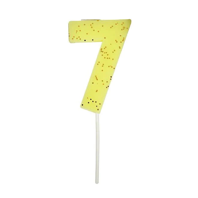 Vela con forma de número 7 amarillo