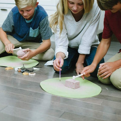 Excava diente de tiburón que brilla