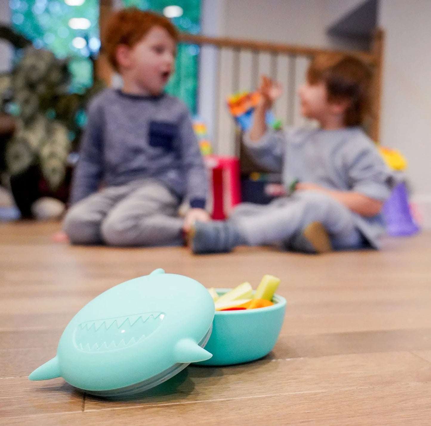 Bowl para snacks de silicona con tapa Tiburón